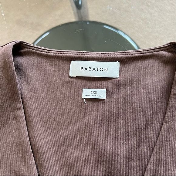 Aritzia Contour V-Neck Longsleeve - Picture 4 of 10